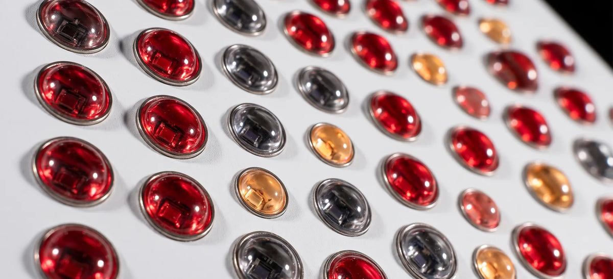 Lentes de un panel ESPEKTRON encendidas en rojo y ámbar