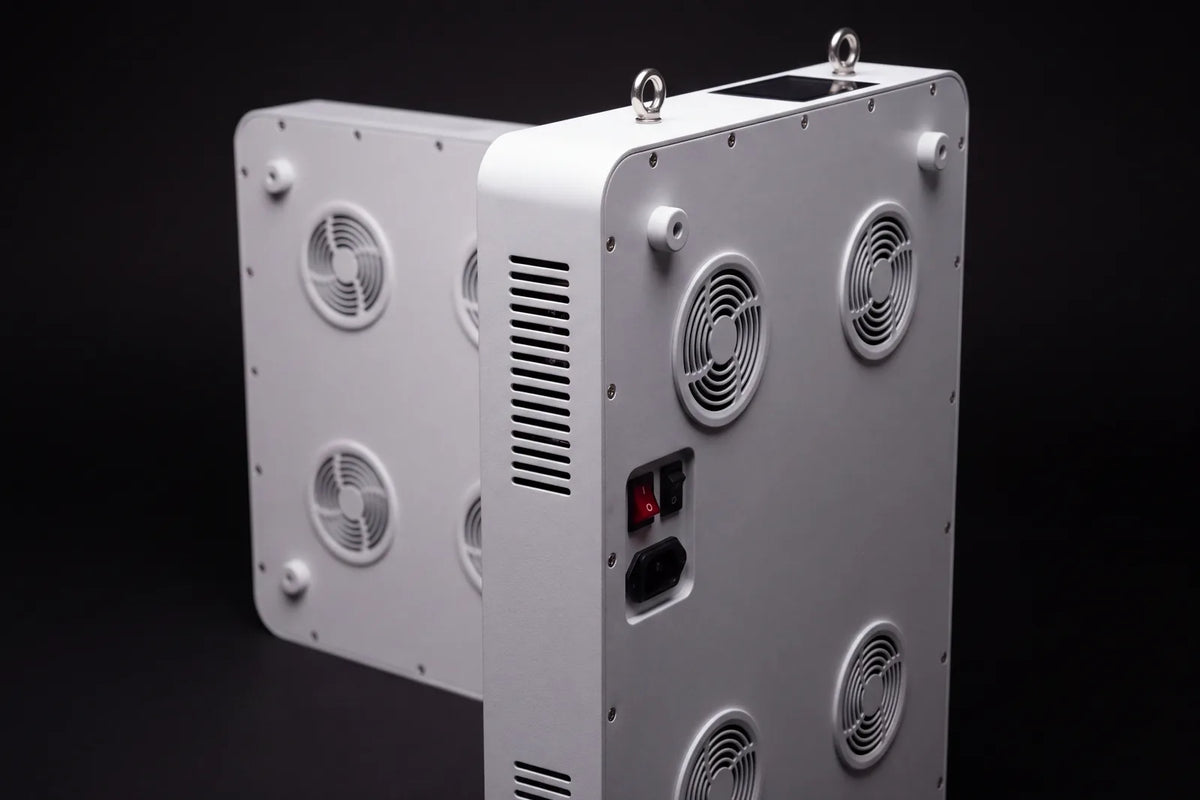 Trasera blanca del LED 8, con cuatro ventiladores, el interruptor y la toma de corriente