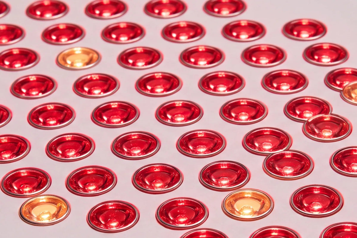 Primer plano de las lentes del LED 8, con los diodos encendidos en rojo y ámbar