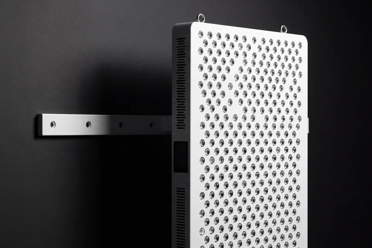LED 8 ULTRA de tres cuartos, montado en su soporte de pared