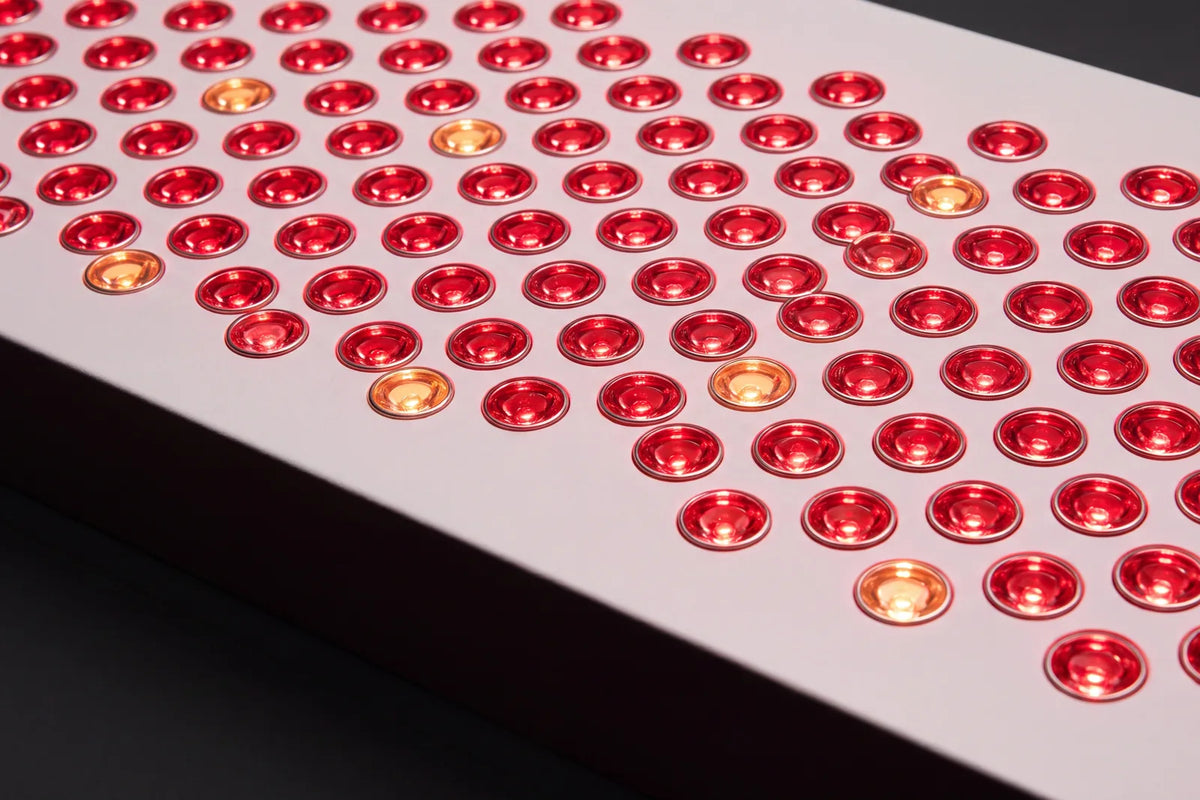 Primer plano de las lentes del LED 8 ULTRA, con los diodos encendidos en rojo y ámbar