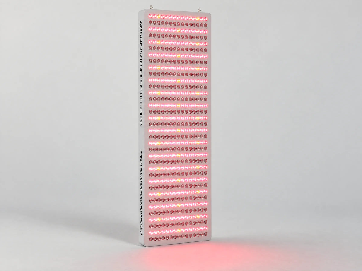 ESPEKTRON LED 8 PRO encendido, con la luz roja de sus lentes