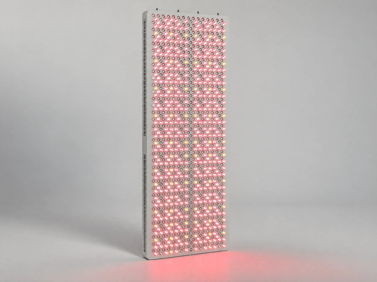 ESPEKTRON LED 8 ULTRA encendido, con la luz roja de sus lentes