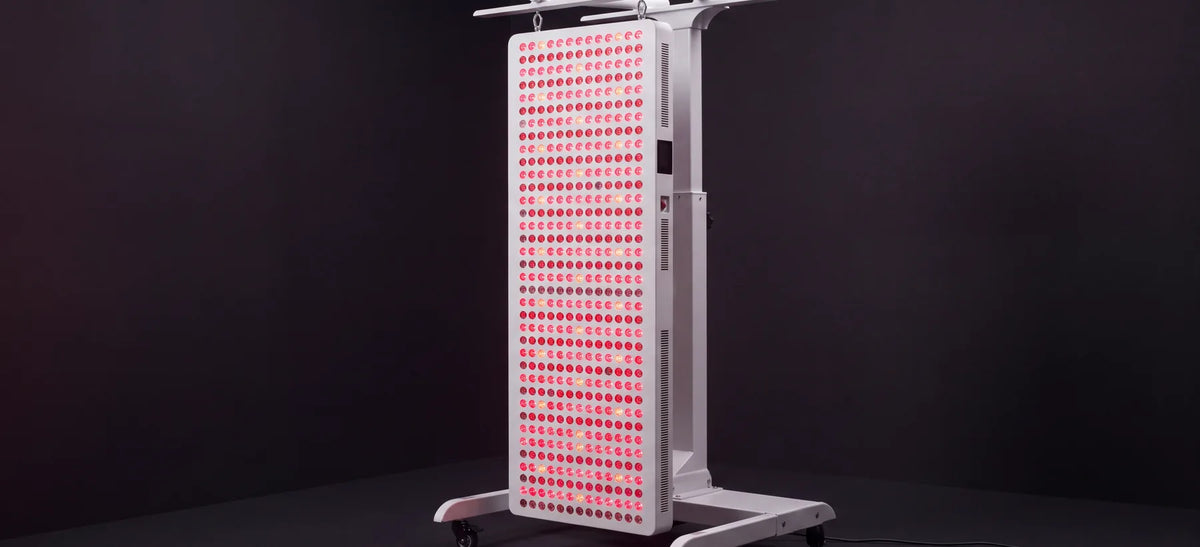 Panel ESPEKTRON encendido sobre su soporte de suelo con ruedas