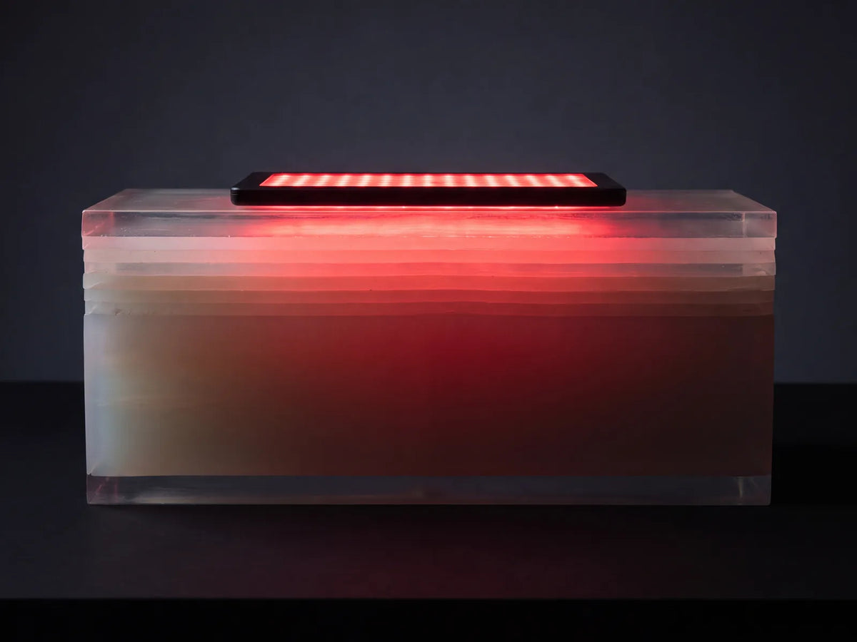 Bloque translúcido por capas iluminado desde arriba con luz roja