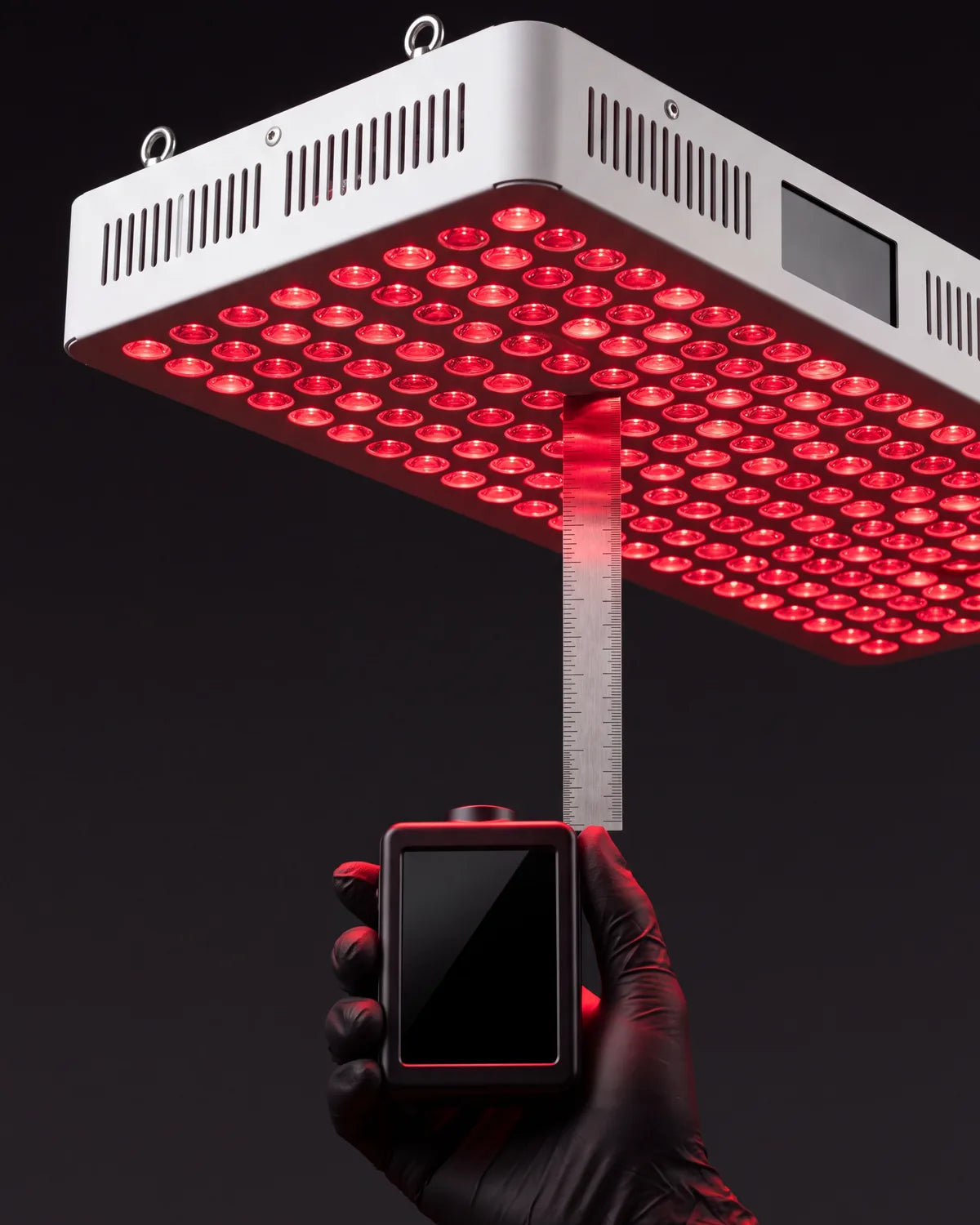 Medida de irradiancia con un espectrorradiómetro y una regla bajo un panel encendido