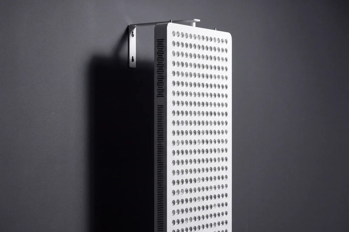 LED 8 PRO de perfil, colgado de la pared con su soporte, que deja ver los 5,4 cm de canto