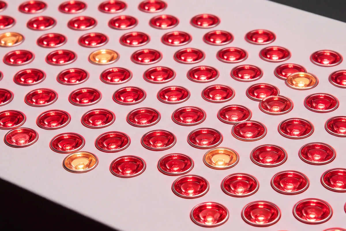 Primer plano de las lentes del LED 8 PRO, con los diodos encendidos en rojo y ámbar