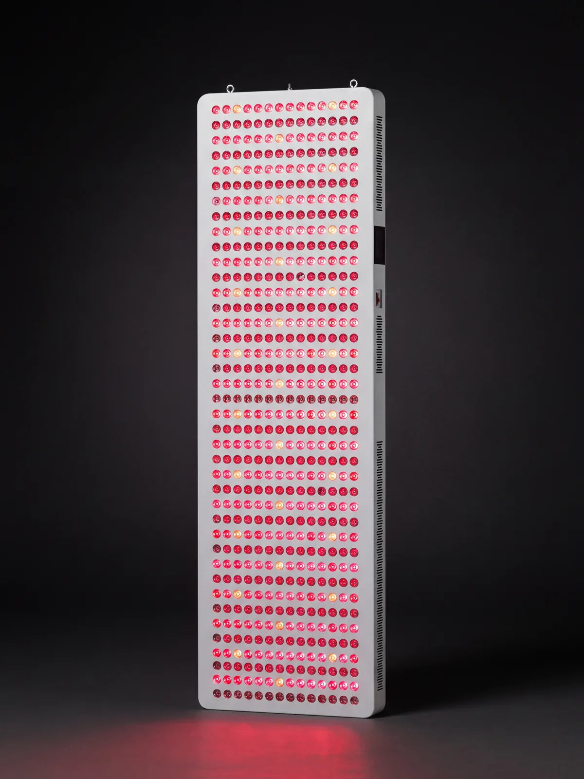 ESPEKTRON LED 8 PRO de pie, visto de frente, con los 600 LED encendidos