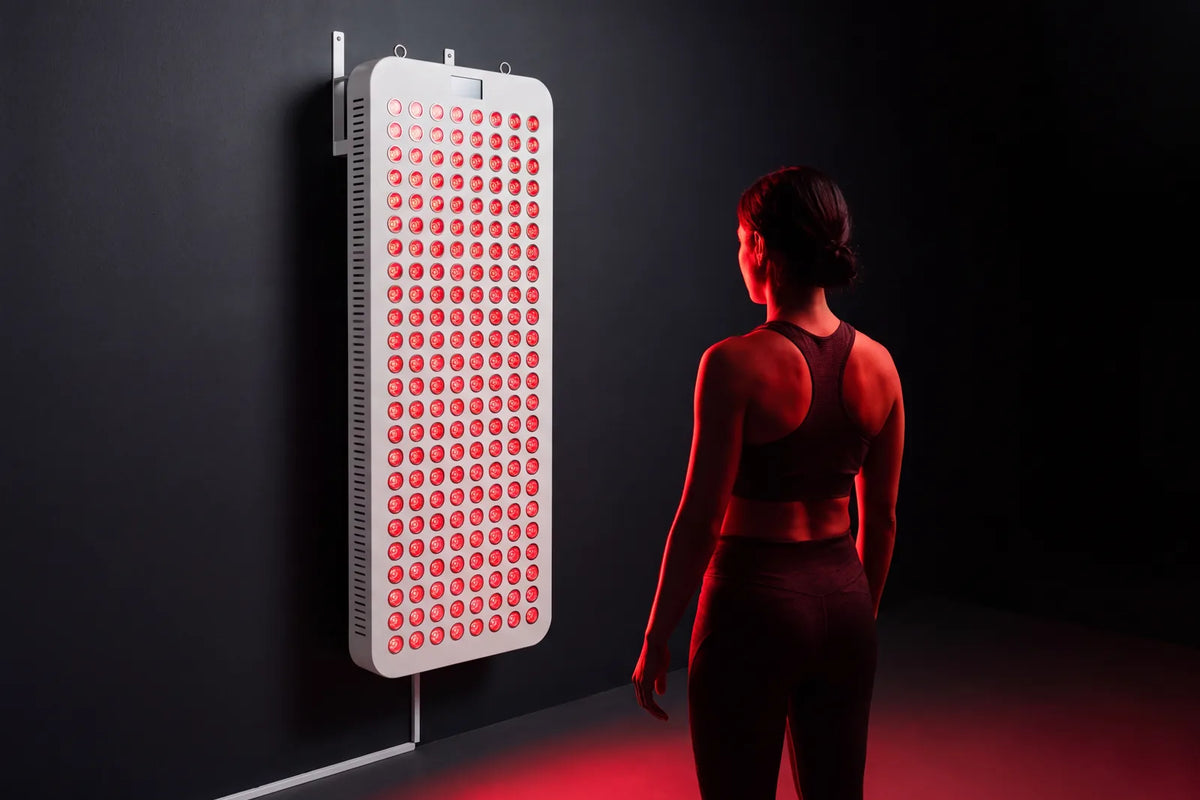 Una persona en ropa deportiva, de espaldas, frente al LED 8 PRO encendido en la pared