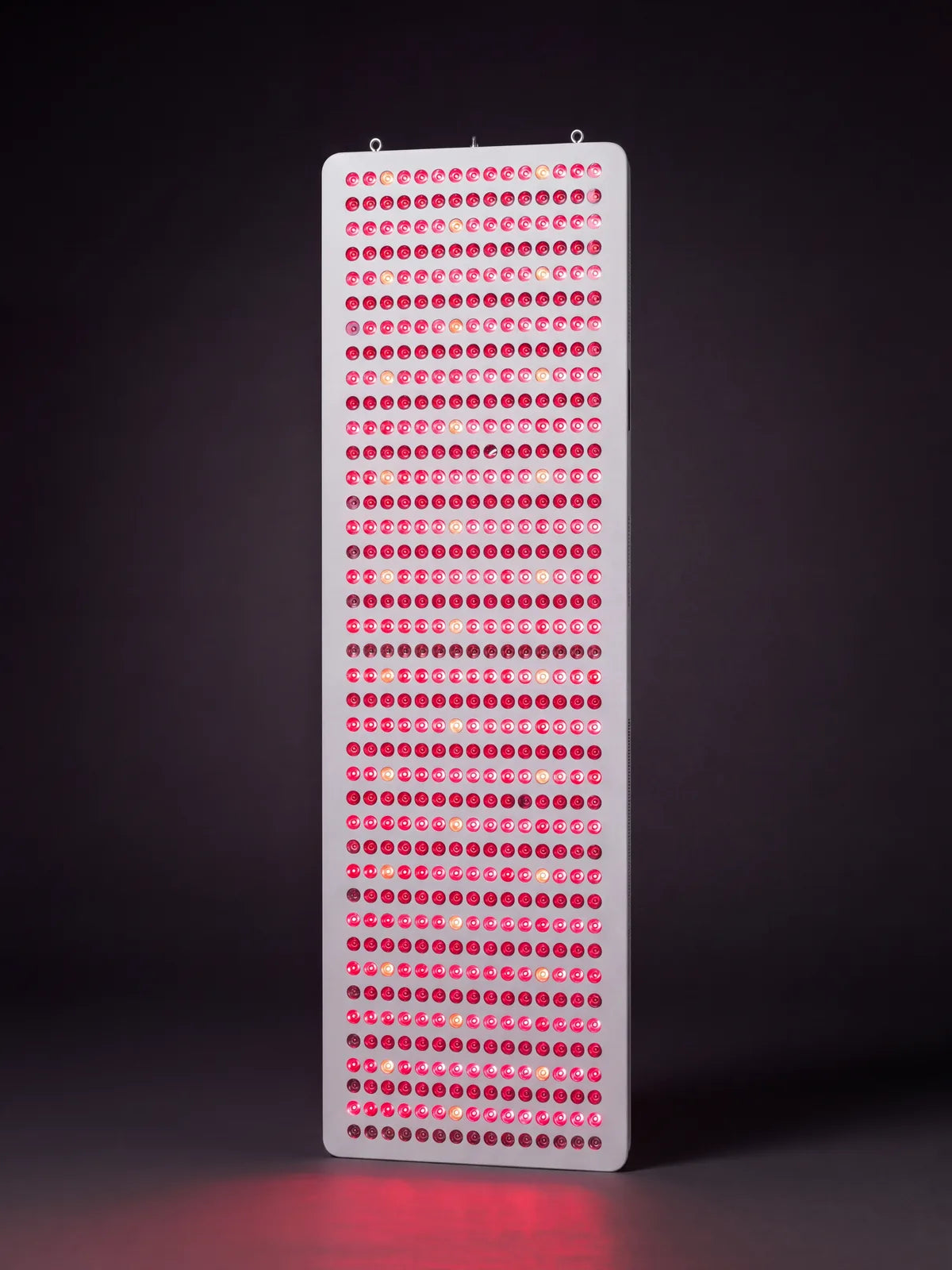 ESPEKTRON LED 8 ULTRA de pie, visto de frente, con los 1.200 LED encendidos